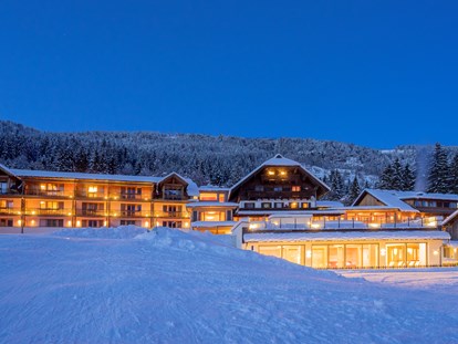 Familienhotel - Trebesing - Hotelansicht Winter - Familienresort & Kinderhotel Ramsi