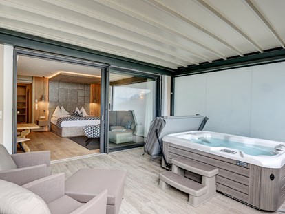 Familienhotel - Meran und Umgebung - Zimmer mit Whirlpool auf der Terrasse - Quellenhof Luxury Resort Passeier