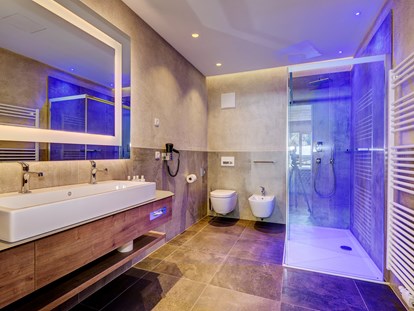 Familienhotel - Naturns bei Meran - Baezimmer mit großer Dusche - Quellenhof Luxury Resort Passeier