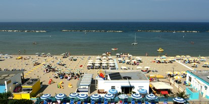 Familienhotel - Emilia Romagna - Pool und Strand beim Hotel Lungomare - Hotel Lungomare