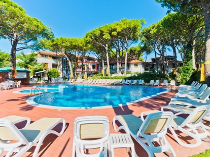 Familienhotel - Umgebungsschwerpunkt: Strand - Italien - Genießen Sie die Sonne, oder etwas Schatten, an unserem Pool der aus verschiedenen Eben ist, und direkt gegenüber vom Meer ☺ - PARK HOTEL PINETA - Family Relax Resort