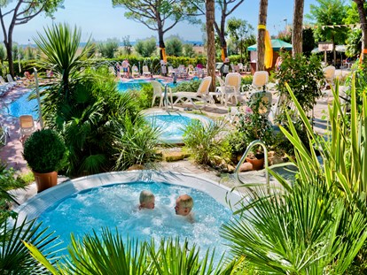 Familienhotel - Umgebungsschwerpunkt: Strand - Italien - Außer dem großen Pool und dem Baby Pool, stehen Ihnen auch zwei Whirlpools zur Verfügung, hier ist für Sie Relax angesagt ! ☺ - PARK HOTEL PINETA - Family Relax Resort