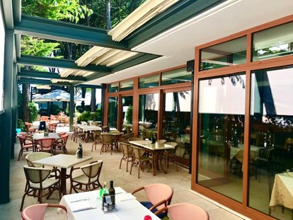 Familienhotel - Umgebungsschwerpunkt: Strand - Italien - Unsere Restaurant hat auch ein Teil direkt in den ruhige Garten des Hotel unten die Piniewald.  - PARK HOTEL PINETA - Family Relax Resort
