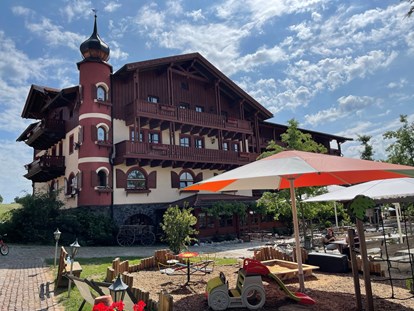 Familienhotel - Kletterwand - Außenaufnahme Residenz mit Kleinkindspielplatz und Biergarten - Familotel Der Böhmerwald