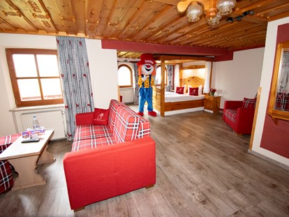 Familienhotel - Kletterwand - 1 - Raum Suite mit Doppelbett, Etagenbett und Sofa - Familotel Der Böhmerwald