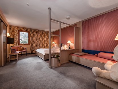 Familienhotel - Trebesing - Schlafzimmer Grande Suite superieur Sterntaler mit 3 Betten - Hotel St. Oswald