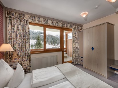 Familienhotel - Trebesing - Elternschlafzimmer in der Familien-Luxussuite "Max & Moritz" - Hotel St. Oswald