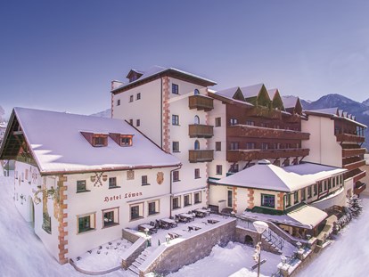 Familienhotel - Wellnessbereich - Außenansicht Winter - Leading Family Hotel Löwe****s