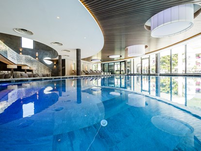 Familienhotel - Naturns bei Meran - Indoorhallenbad mit Schwimmschleuse in's Freie  - SONNEN RESORT ****S