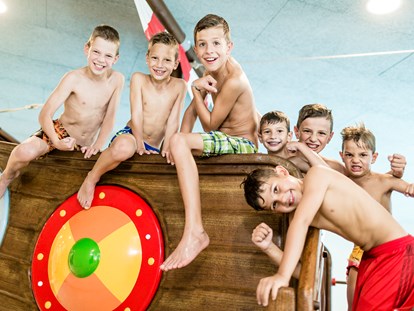 Familienhotel - Meran und Umgebung - Kinderhallenbad mit Piratenschiff und verschiedenen Wasserattraktionen - SONNEN RESORT ****S
