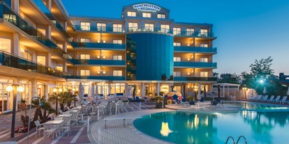 Familienhotel - Umgebungsschwerpunkt: Strand - Italien - Außenansicht mit Poolanlage - Hotel Valverde & Residenza