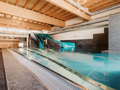 Familienhotel - Radstadt - Indoorpool mit Wasserrutsche - Hofgut Apartment & Lifestyle Resort Wagrain