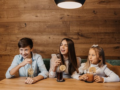 Familienhotel - Gosau - Kids im Restaurant - Hofgut Apartment & Lifestyle Resort Wagrain