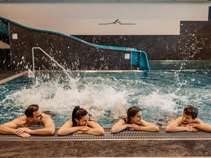 Familienhotel - Gosau - Family-Indoorpool mit Wasserrutsche - Hofgut Apartment & Lifestyle Resort Wagrain