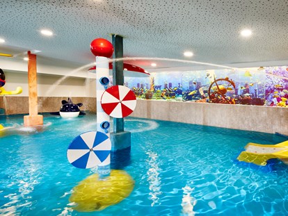 Familienhotel - Meran und Umgebung - Kinder-Erlebnishallenbad 34 °C mit Wasserspielen und Rutsche - Feldhof DolceVita Resort