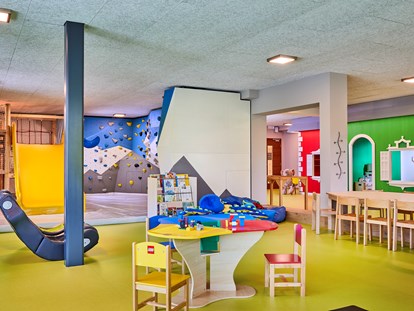 Familienhotel - Naturns bei Meran - 180 m² großes Erlebnis-Kinderspielzimmer - Feldhof DolceVita Resort
