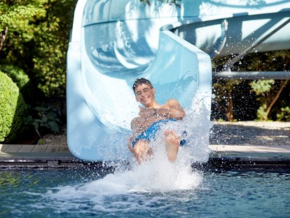 Familienhotel - Naturns bei Meran - Kinderpool mit 35 m Wasserrutsche im Garten - Feldhof DolceVita Resort