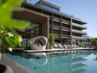 Familienhotel - Naturns bei Meran - Freibad 32 °C im mediterranem Gartenparadies - Feldhof DolceVita Resort