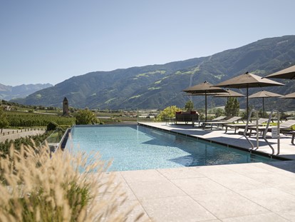 Familienhotel - Naturns bei Meran - Sky-Infinity-Pool mit Thermalwasser 32 °C im 5. Stock - Feldhof DolceVita Resort