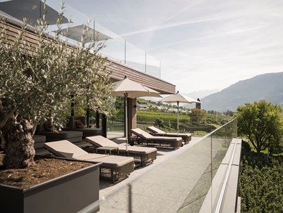 Familienhotel - Meran und Umgebung - Panoramaterrasse mit Kuschelliegen - Feldhof DolceVita Resort
