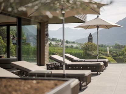 Familienhotel - Naturns bei Meran - Panoramaterrasse mit Kuschelliegen - Feldhof DolceVita Resort