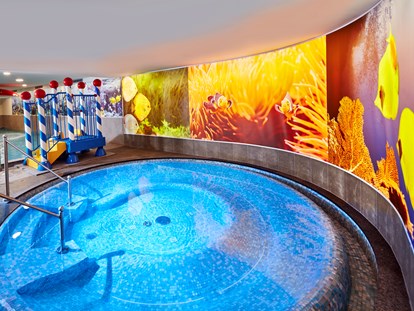 Familienhotel - Meran und Umgebung - Whirlpool 34 °C im Family-Spa - Feldhof DolceVita Resort