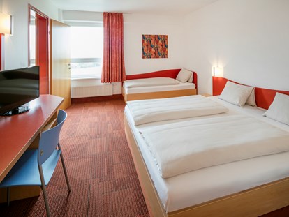 Familienhotel - Wellnessbereich - Dreibettzimmer
   fixes Zusatzbett
   Belegung max. 2 Erw. & 1 Kind bis 14,9 Jahre & 
   - H2O Hotel-Therme-Resort