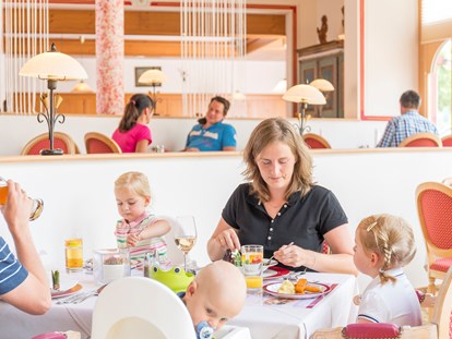 Familienhotel - Familotel - Angenehmes Flair im Restaurant - Familotel Kaiserhof****