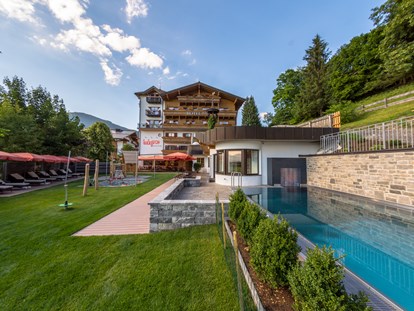 Familienhotel - Kirchdorf in Tirol - Hotel mit Liege- und Spielbereich, Aussenpool mit Whirlbank, Sommer und Winter beheizt bis 33°C - Hotel babymio