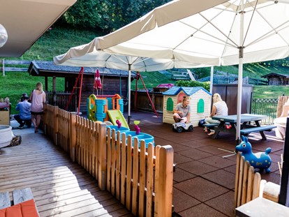 Familienhotel - Kirchdorf in Tirol - Spielterasse Kinderbetreuung - Hotel babymio