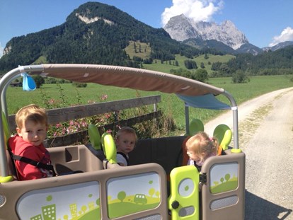 Familienhotel - Kirchdorf in Tirol - E-Bus für Ausfahrten der Kinderbetreuung - Hotel babymio