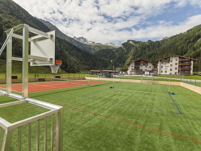 Familienhotel - Umgebungsschwerpunkt: am Land - Mehrzweck-Sportplatz - Kinder- & Gletscherhotel Hintertuxerhof