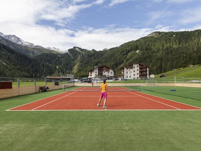 Familienhotel - Wellnessbereich - Tennis- & Mehrzwecksportplatz - Kinder- & Gletscherhotel Hintertuxerhof