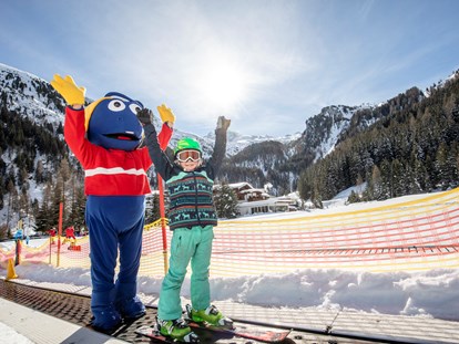 Familienhotel - WLAN - Skifahren lernen direkt vorm Hotel - Kinder- & Gletscherhotel Hintertuxerhof