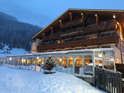 Familienhotel - Tirol - Blick aufs Hotel (Haupthaus) - Kinder- & Gletscherhotel Hintertuxerhof