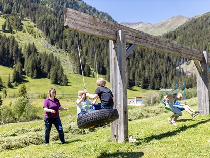 Familienhotel - Kinderbetreuung in Altersgruppen - Besuch am Tuxer Bauernhof - Kinder- & Gletscherhotel Hintertuxerhof