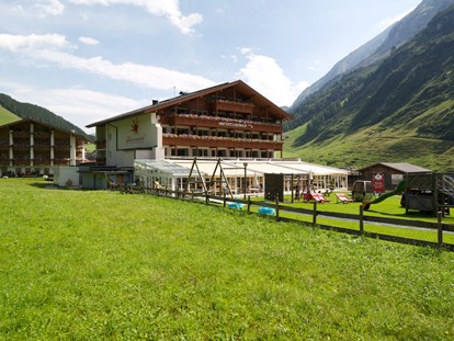 Familienhotel - Klassifizierung: 4 Sterne - Ansicht Sommer - Kinder- & Gletscherhotel Hintertuxerhof