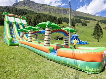 Familienhotel - Award-Gewinner - Wasserrutschen-Spaß im Sommer - Kinder- & Gletscherhotel Hintertuxerhof