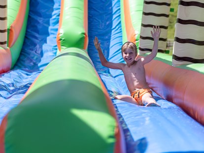 Familienhotel - Teenager-Programm - Wasserrutschen-Spaß im Sommer - Kinder- & Gletscherhotel Hintertuxerhof