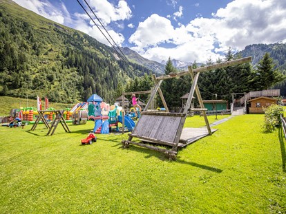 Familienhotel - Wellnessbereich - Unser Spielplatz mit Hüpfburg - Kinder- & Gletscherhotel Hintertuxerhof