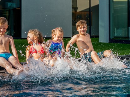 Familienhotel - Wasserrutsche - Außen-Pool - ULRICHSHOF Nature · Family · Design