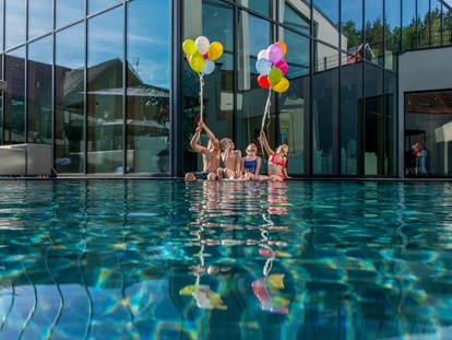 Familienhotel - Pools: Außenpool nicht beheizt - Außen-Pool - ULRICHSHOF Nature · Family · Design