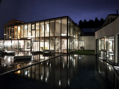 Familienhotel - Bayern - Außenansicht Pool - ULRICHSHOF Nature · Family · Design