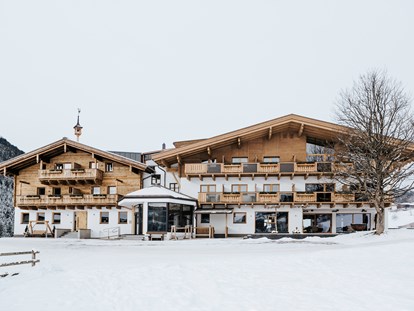 Familienhotel - Kletterwand - Außenansicht Winter Hotel Thurnerhof - Thurnerhof