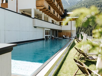 Familienhotel - Wellnessbereich - Infinity Pool Thurnerhof  - Thurnerhof