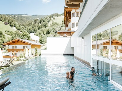 Familienhotel - Kletterwand - Pool am Thurnerhof im Sommer - Thurnerhof