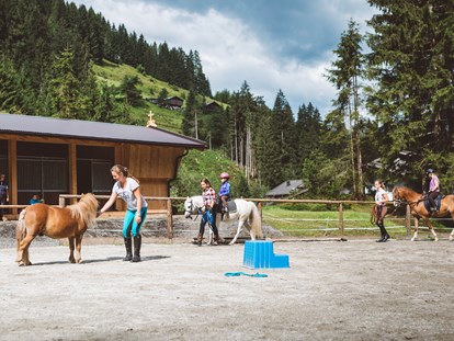 Familienhotel - Kirchdorf in Tirol - Reitstunden im Sommer auf dem hoteleigenen Reitplatz - Habachklause Familien Bauernhof Resort