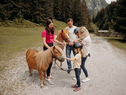 Familienhotel - Kirchdorf in Tirol - Pony reiten oder Pony führen - bei der PonyErlebnis-Pauschale inkludiert - Habachklause Familien Bauernhof Resort