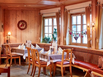 Familienhotel - Kirchdorf in Tirol - 4 verschiedene Restaurantstuben plus die Lounge bieten ausreichend Platz für die Familien. - Habachklause Familien Bauernhof Resort