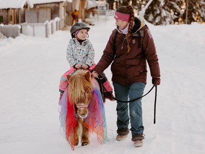 Familienhotel - Wellnessbereich - Reitpädagogik mit unseren Ponys im Winter, ab April gibt es Ponyreiten. - Habachklause Familien Bauernhof Resort